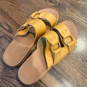 Yellow / tan Slide Sandals